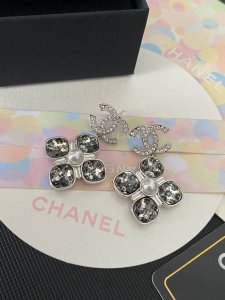 Chanel这款设计超级喜欢 香奈儿的水晶山茶花满钻字母耳钉耳环首饰 层层叠加幻影形成花形 真的美 也是最有魅力哦原版Logo字印明星女神同款 超好搭、日常气质