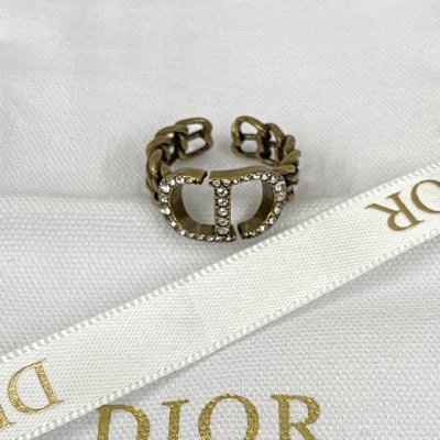 Dior热销新款戒指上新 迪奥水钻Cd做旧黄铜戒指 超级复古经典，别具风格
