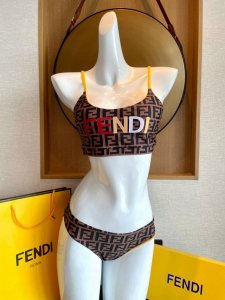 Fendi 芬迪比基尼泳衣 适合多种场景的游泳衣 海边 游泳池 温泉 水上乐园 漂流都可以内搭也完全可以 连体设计遮肉显高挑 腹部有点肉肉也不影响咱美美的 背面