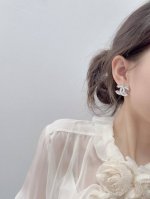 我们出品 Zp5850！量大咨询客Fu 香 白色滴油双C耳钉 25S夏季最新款！老规矩先买先得！闭眼冲绝对不会出错的款式！非常经典高级！这是一款十年后拿出来也还