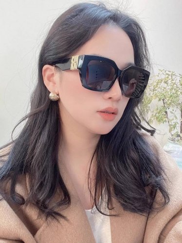 Dior 2025新款潮流爆款 时尚方框太阳镜 佩戴舒适 网红潮款墨镜 女士高清加厚偏光太阳镜 高品质Tr镜框 型号Cd1113