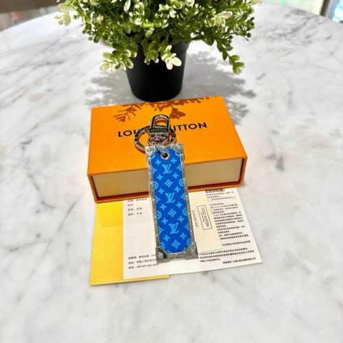 配图片原版包装 Louis Vuitton 官网M68303 Lv Monoprism包饰与钥匙扣。 融入经典品牌元素与摩登设计。春夏系列 Lv Initial