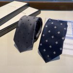 上新G家男士领带系列，稀有展现精湛手工与时尚优雅的理想选择，这款领带将标志性的主题动物小蜜蜂与斜纹织带完美的结合，以时尚搭配手法演绎的更显雅致风范。让男士可以充