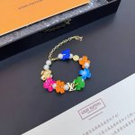 Lvsurfin ◇ Flower 手链 M1603A Lvsurfin ' Flower 手链延续今夏男装的冲浪灵感，为可调节金属链条点缀异域花卉和玻璃珠饰，