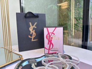 专柜品质 Ysl反转巴黎 新香 嗨宝宝们，我又入了一个粉粉嫩嫩小可爱反转巴黎一直没入手，就是常规款过于甜腻，不太适合我的年纪，这瓶新款中添加了玫瑰香，相比较常规