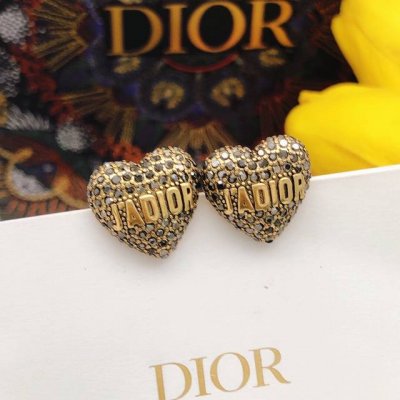 编号Ded0337 迪奥一线大牌都爱的Dior 迪奥 Jadior字母爱心耳钉 复古金属质感逆袭版Dior字母潮范儿抢风头 完全胜任现代年轻人街拍、 度假时尚搭