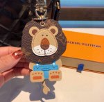 70新品灵动狮子挂饰 独家原单 Louis Vuitton 新款 老花狮子钥匙扣 包包挂件 身子 尾巴均可摆动 顶级进口Pu材质 五金为进口钢 原版Logo 确
