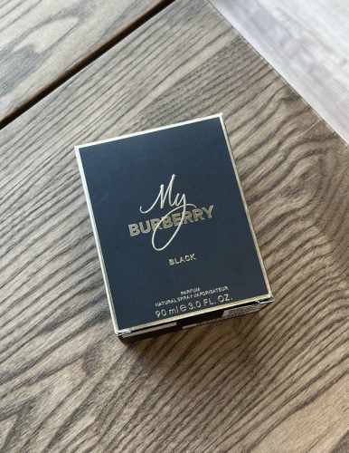 专柜品质 美拉德穿搭好闻到发疯 秋日灵魂配香 人间值得！光是瓶口的设计就让我爱了，黑色扭结再搭配深色牛角质感的瓶盖，瓶身又是高级醇厚的琥珀色，那不就是妥妥的美拉
