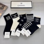 配包装 一盒5双 chanel 香奈儿经典中筒袜子高版本纯棉材质柔软 秒杀市场普通货 经典的双C图案Logo 专柜同步袜子大牌出街 潮人必备 超好搭