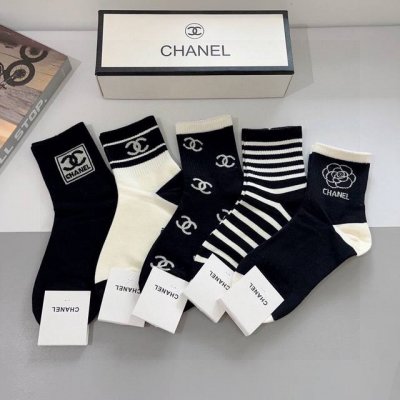 配包装 一盒5双 chanel 香奈儿经典中筒袜子高版本纯棉材质柔软 秒杀市场普通货 经典的双C图案Logo 专柜同步袜子大牌出街 潮人必备 超好搭