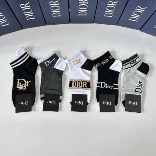 特 配专柜包装 dior 迪奥 新款中短袜堆堆袜袜子 一盒五双 专柜同步筒袜袜子 大牌出街 潮人必备超好搭