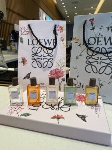 专柜品质 罗意威香水小样五件套！专柜版本 Loewe也太会了吧！一盒就能集齐五个味道呀！罗意威新出的香水礼盒简直就是选择困难症的救星一个礼盒有五种味道，绝对有你