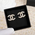 我们出品 量大咨询客Fu Ch Nel 双C耳钉 每季都有的经典款耳钉，颗颗施华洛世奇钻，工艺完美程度自己感受，[机智]认准我家出品，简直可以说都是Zp的节奏