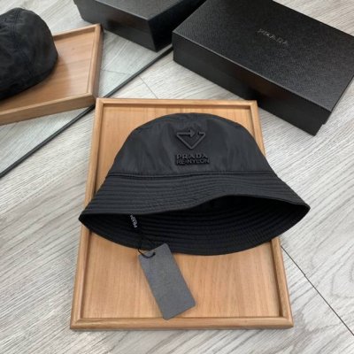 特价 。Prada家。双面三角标渔夫 配防尘袋 高端舒适！高端材质！！今年帽子第一流行趋势绝对是渔夫帽！今年的渔夫帽满目玲琅！非常百搭、男女通用！亲们可以看细节