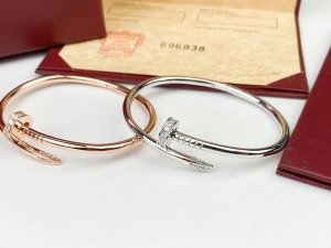 cartier 卡地亚头尾镶钻钉子手镯Juste Un Clou系列独具创意～大胆而现代个性十足钉子设计 头尾饰以闪亮钻石....刻字完美无瑕玫瑰金 白金2色必