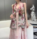 200 新Gucci最最爆的经典双层真丝长巾专柜主打款 一面经典Gg标志与一面天竺花相结合的双层长丝巾 经典大方 度假及日常都非常好搭配的款订单私流 一看到就想