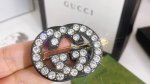 gucci双G字母满钻发夹 精致优雅可爱、双G设计更是引领了潮流，非常的修饰脸型，无论搭配什么衣服都是十分的好看，上身立显气质