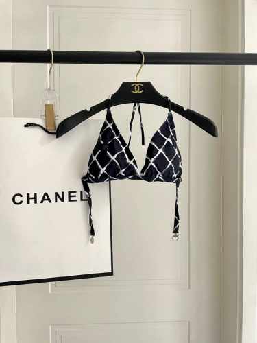 Chanel新款比基尼泳衣适合多种场景的游泳衣 海边 游泳池 温泉 水上乐园 漂流都可以内搭外穿也完全可以 面料 透气舒适 速干弹性的游泳衣更加帖肤易清洗 码数