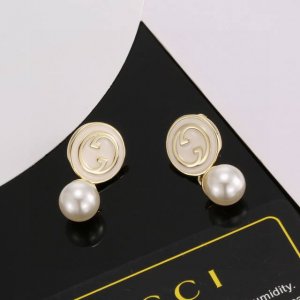 Gucci 古驰 耳钉 高端 打造 美到哭 因为是限量版 你根本无法在店内看到现货 现货一到真的Bling 这一组简直不要太震撼不要太完美 赞呆了耳钉