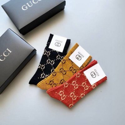 特 Gucci 古奇炒鸡火爆的款式 一盒五双 G家专柜一直在售的经典款，纯棉织造，加上闪闪金丝线，实物超漂亮，上脚柔软舒适，吸汗透气性超 Ins超火爆小单品，大