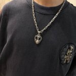新款 专柜品质 Chrome Hearts克罗心十字架项链 心型童军花吊坠 凹凸造型不同的花纹设计风格 呈现出与众不同 十字架 童军花是克罗心的志 所以更经久不