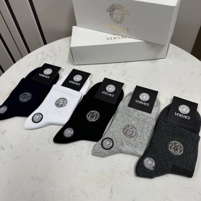 特 Versace 范思哲新品男款中筒袜子 一盒五双 纯棉材质织造，超柔软舒适，刺绣经典美人头图案，完全彰显该品牌男士的低调奢华风格，Ins超火爆小单品，大牌出