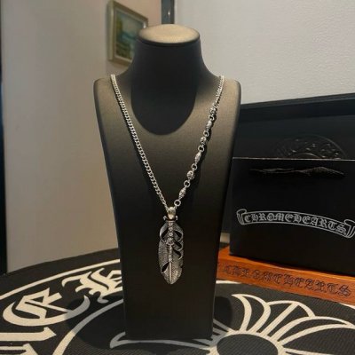 新款 专柜品质 Chrome Hearts克罗心 经典复古多元素侧身项链 羽毛镶钻吊坠 凹凸造型不同的花纹设计风格 呈现出与众不同 十字架 童军花是克罗心的志