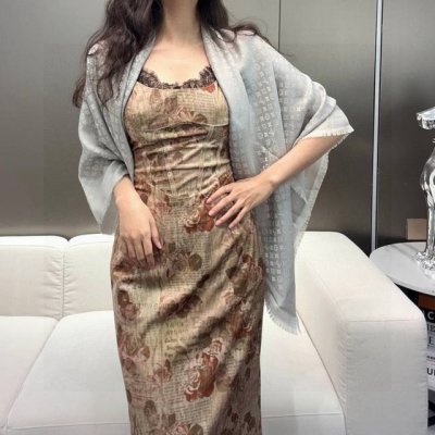 Lv新鲜出炉的超赞小披肩~！ 披肩尺寸是少有的120Cm*120Cm，小字母老花的设计，真的超级心水，尺寸设计都刚刚好的感觉，高级的特别有氛围感！！重点说下品质