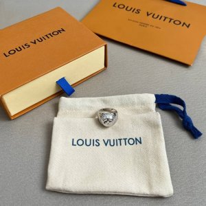 新款原单货Lv 戒指Louis Vuitton 路易威登 戒指专柜一致材质 火爆款出货 设计独特 复古前卫 男神、美女必备。 码数6 7 8 9码