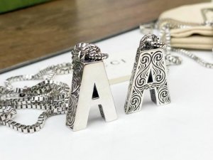 Gucci字母项链 A吊坠项链 情侣首选字母简单却包含了所有边缘添加饰带织纹滚边 精致弧度做旧风格 质感满满 链长65Cm