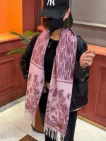 爱马仕巴黎时装展商务男士女士羊绒围巾代工厂P臻选上乘的超细羊绒纤维 进行纯手工精梳处理 耗时耗力 再以清泉水浸泡涤荡 使羊绒纤维呈现出独特的蓬松质感 手感才如此