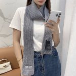 Miu新款围巾 性价比真的高给你们种草一下下~Miumiu简约百搭羊毛针织，真的是集品质与美貌于一身的单品，将你彻底从毫无头绪的穿衣搭配中解救出来，手感软糯亲肤