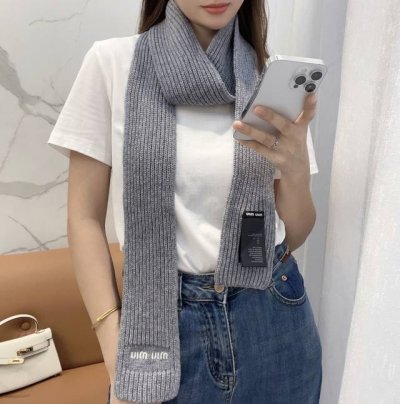 Miu新款围巾 性价比真的高给你们种草一下下~Miumiu简约百搭羊毛针织，真的是集品质与美貌于一身的单品，将你彻底从毫无头绪的穿衣搭配中解救出来，手感软糯亲肤