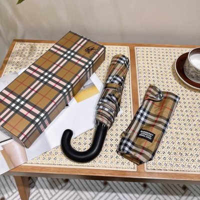 burberry 巴宝莉 配手提袋整套礼盒包装 原单 经典圆形手柄搭配高端皮革 手感超级棒 原版包装无论是送人还是自用都超合适 采用高端喷绘完美呈现在伞面上 巴