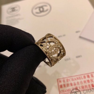 迪奥戒指又一爆款来袭 也是一眼就会让人爱上的一款戒指 专柜最新款 此款不得不着重推荐一下 真的非常显气质的一个款式 大爱款 纯手工打磨 质感超级好 实物美