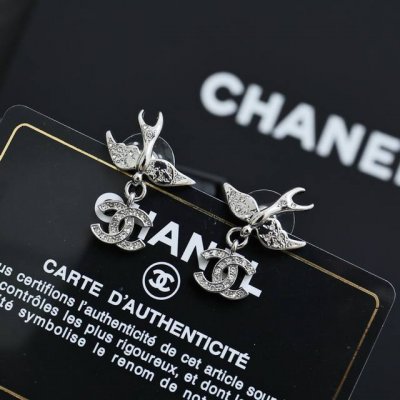 Chanel 25S银双C小燕子耳环 超级Ins风的一对银耳环银酷风 真的很适合夏天清爽舒适 干练又大气 极简风设计 耐看百搭
