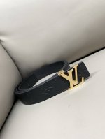 特 3.0宽度 荔枝压花 不车线本款 Lv Iconic 双面腰带拼合 Monogram Empreinte 皮革和柔软牛皮革，与路易威登皮具系列单品搭配相宜。