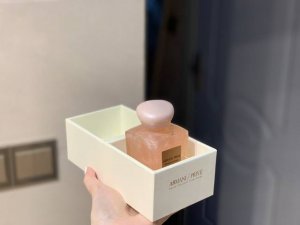 专柜品质 外贸香水今年最后一波 阿玛尼 苏州牡丹 粉红流沙限量版 先说下味道属于花香调 香香甜甜 牡丹的清香中夹杂淡淡的玫瑰花香