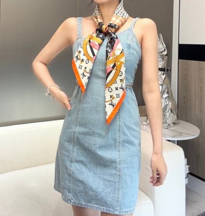 flower And Straps 桑蚕丝方巾以瞩目笔触彰显雅致风范，依托丝印工艺描绘 Monogram 花卉、肩带、挂锁和行李牌，令路易威登的美学图腾迎来摩登