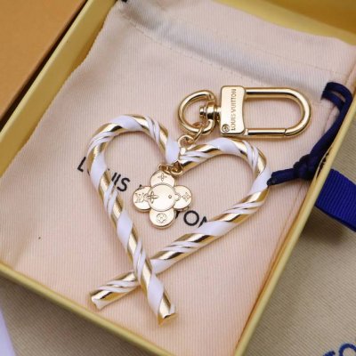 驴家新品新款上新四色 lv爱心 Louis Vuitton 的经典永恒之作 Lv创意总监Nicolas Ghesquiere为了向经典致敬 不仅推出了以Lv爱心