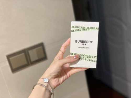 专柜品质 Bbr青提软糖 一开始被它的颜值吸引了 后来被它的味道上头了 香调很单纯 清爽甘甜 尾调慢慢沉淀出雪松和麝香的木质气息 简直是香水届的天花板