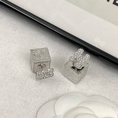 编码E2355 Celine耳钉热销款爆上新 一致Zp 凯旋门立体方块耳钉 小小的银色方块，四面都刻印着Logo标志满钻凯旋门耳钉 气质时尚，清冷气质拿捏