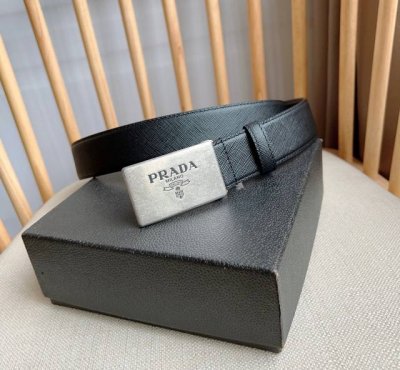 prada 普拉达 专柜最新款 这款腰带以Saffiano皮革制成具有优雅精致的细节 带扣上饰有刻字徽标 别具一格的特色和现代感 宽3.5