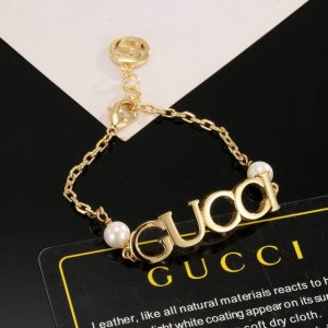 Gucci 古驰复古字母手链 高端 打造 美到哭 因为是限量版 你根本无法在店内看到现货 现货一到真的Bling 这一组简直不要太震撼不要太完美 赞呆了手链