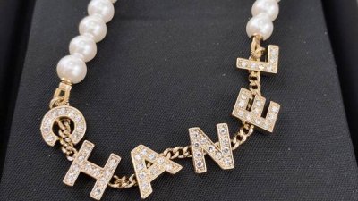 chanel 珍珠字母Choker 搭配各种日常通勤和晚会活动造型， 时尚又经典