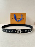 特 3.0宽Lv 双面荔枝腰带以新颖视角解读路易威登经典元素 Monogram Empreinte 压纹皮革含蓄流露品牌气息，翻转即现 Monogram 压花一