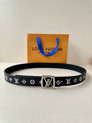 特 3.0宽Lv 双面荔枝腰带以新颖视角解读路易威登经典元素 Monogram Empreinte 压纹皮革含蓄流露品牌气息，翻转即现 Monogram 压花一
