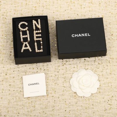 我们出品 本季度一定要买的 字母耳环 上耳实在是太太太好看了 整个秀场属它最最最吸精了 简直好看得不要不要的 本来想等大货出来再给各位大佬订 结果今天看到市面的