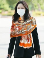 P240新款 2025爱马士 双面同色印花 下手一定要快[嘴唇]四季都可以用真心美的让人非常非上身效果简直美翻了 品质非常完美整个围巾给人气场的同时又非常精致秀