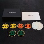 Chanel 小香双C简约橙色、黄色、绿色亚克力大耳圈耳钉这款耳环真的超级美看着设计简单但是佩戴效果好看到爆就连我这种小耳垂的也很Ok Zp黄铜材质 上耳超气质